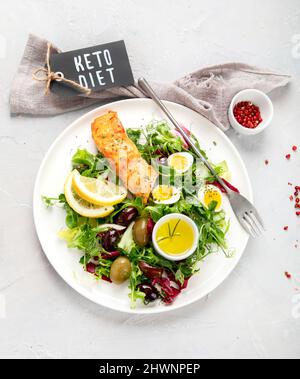 Assortimento di pasti dietetici chetogenici su sfondo chiaro. Concetto di cibo sano. Disposizione piatta, vista dall'alto, spazio di copia Foto Stock