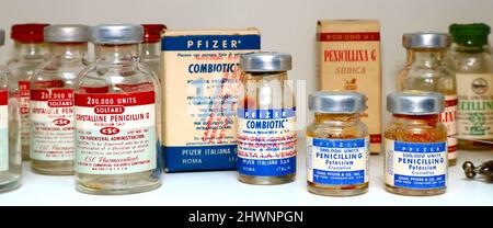 I vecchi medicinali della penicillina vintage sono visualizzati tra il 1950 e il 1960s Foto Stock