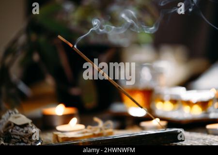 Aroma bruciante incenso bastone. Relax, stress sollievo, meditazione fumo, rinfrescante, sensualità energizzante incenso per aromaterapia con candela Foto Stock