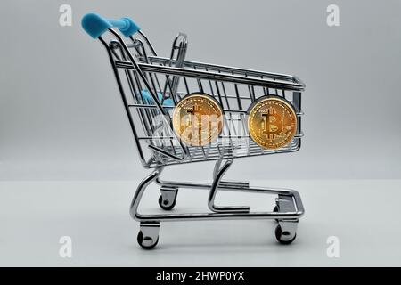 Bitcoin sul carrello isolato su sfondo bianco. Nuovo concetto di economia tecnologica. Foto Stock