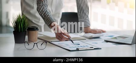 Financial Business Woman analizza il grafico delle prestazioni dell'azienda per creare profitti e crescita, report di ricerche di mercato e statistiche sul reddito Foto Stock