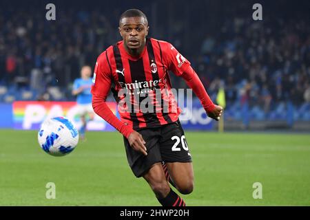 Stadio Diego Armando Maradona, Napoli, Italia, 06 marzo 2022, Il difensore di Milano Pierre Kalulu in azione durante la SSC Napoli vs AC Milan - soc italiano Foto Stock