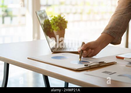 Financial Business Woman analizza il grafico delle prestazioni dell'azienda per creare profitti e crescita, report di ricerche di mercato e statistiche sul reddito Foto Stock
