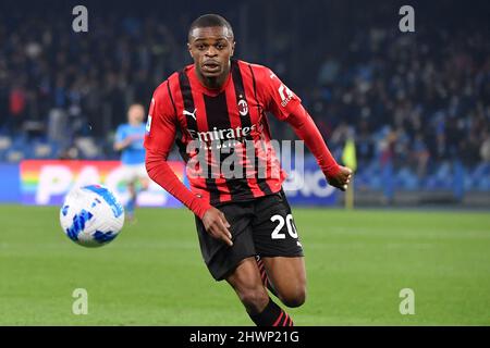 Napoli, Italia. 06th Mar 2022. MilanÂ&#X80;&#x99;s difensore Pierre Kalulu in azione durante SSC Napoli vs AC Milan, campionato italiano di calcio A Napoli, Italia, Marzo 06 2022 Credit: Independent Photo Agency/Alamy Live News Foto Stock