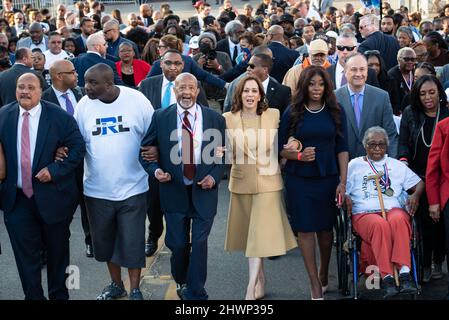 Martin Luther King III, John Miles Lewis, Charles Mauldin, Vice Presidente degli Stati Uniti Kamala Harris e Kendra Anion, Annie Pearl Avery stanno fianco a fianco mentre attraversano il ponte Edmund Pettus a Selma, Alabama per commemorare il 57th anniversario di Bloody Sunday il 6 marzo 2022. Foto di Andi Rice/piscina via CNP//BACAPRESS.COM Foto Stock