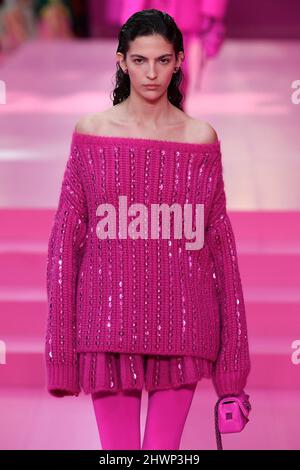 Parigi, Francia. 06th Mar 2022. VALENTINO Autunno/Inverno 2022-23 Runway durante la Paris Fashion Week - Parigi, Francia. 06/03/2022 Credit: dpa/Alamy Live News Foto Stock