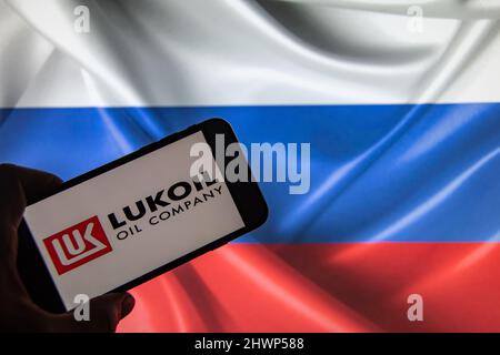 Rheinbach, Germania 4 marzo 2022, il logo del marchio del produttore russo di olio minerale 'Lukoil' sul display di uno smartphone Foto Stock