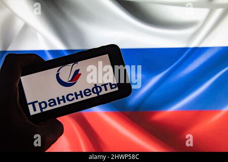 Rheinbach, Germania 4 marzo 2022, il logo del marchio della società statale russa 'Transneft' sul display di uno smartphone (in primo piano sul logo del marchio) Foto Stock