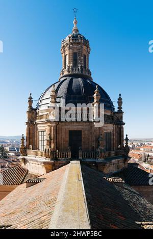 Torre della Chiesa di Clerecia a Salamanca. Stile barocco, Castilla Leon, Spagna Foto Stock