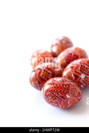 Pysanky - tradizionale ucraino dipinto uova di Pasqua su sfondo bianco. Spazio di copia Foto Stock