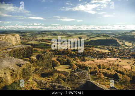 Tramonto dorato sui campi dopo una tempesta pesante nel Peak District Foto Stock