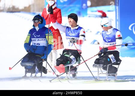 (L-R) Rad Taras (UKR), Zixu Liu, Mengtao Liu (CHN), 5 MARZO 2022 - Biathlon : Sprint 6km per uomini durante i Giochi Paralimpici invernali di Pechino 2022 al National Biathlon Centre di Zhangjiakou, Hebei, Cina. (Foto di Yohei Osada/AFLO SPORT) Foto Stock