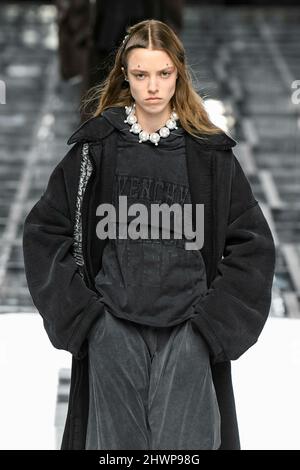 Parigi, Francia. 06th Mar 2022. GIVENCHY Autunno/Inverno 2022-23 Runway durante la Paris Fashion Week - Parigi, Francia. 06/03/2022 Credit: dpa/Alamy Live News Foto Stock