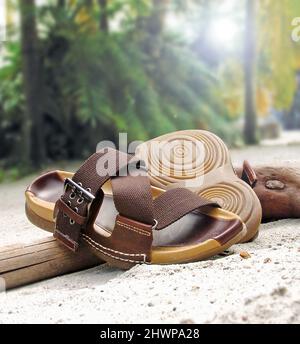 Paio di sandali moda uomo in pelle sulla spiaggia sabbiosa Foto Stock