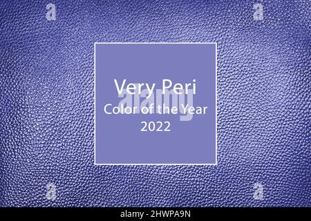 Tessuto di fondo in pelle viola. Molto peri colore dell'anno 2022. Foto Stock