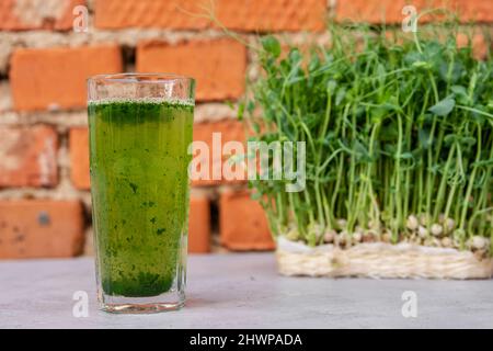 Succo da erba di grano. Tendenza della salute. Succo di erba del siero con frumento Foto Stock