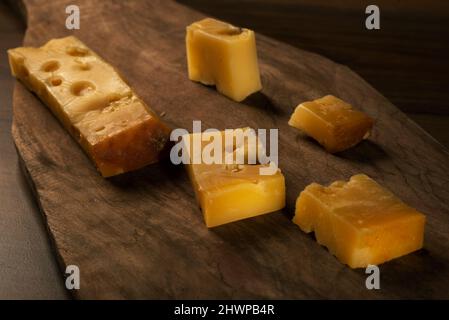 Tacchino a fette Kars fatto Gruyere formaggio su un tagliere di legno Foto Stock