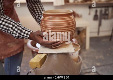 Esperto artigiano che prepara un recipiente di terracotta per asciugare Foto Stock