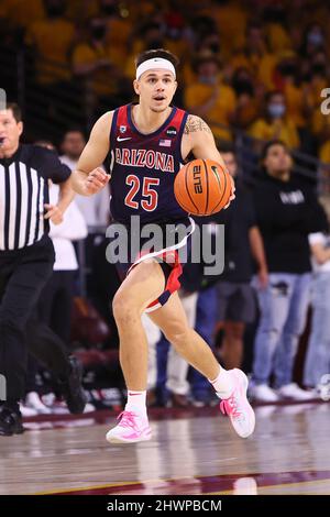 Kerr Kriisa (25), guardia degli Arizona Wildcats, guida in campo durante una partita di basket NCAA contro gli USC Trojans, martedì 1 marzo 2022 a Los Angeles. Arizona sconfisse USC 91-71. (Kevin Terrell/immagine dello sport) Foto Stock