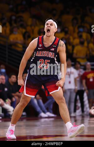 Arizona Wildcats Guard Kerr Kriisa (25) è licenziato dopo aver giocato durante una partita di basket NCAA college contro i Trojans USC, Martedì, Mar. Foto Stock