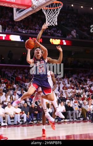 Arizona Wildcats Guard Kerr Kriisa (25) va in su per un layup durante un gioco di pallacanestro dell'università di NCAA contro i Trojans USC, martedì 1 marzo 2022 in L Foto Stock