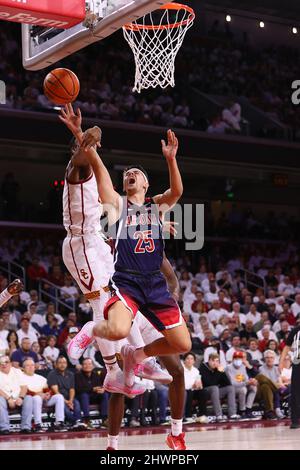 Arizona Wildcats Guard Kerr Kriisa (25) va in su per un layup durante un gioco di pallacanestro dell'università di NCAA contro i Trojans USC, martedì 1 marzo 2022 in L Foto Stock