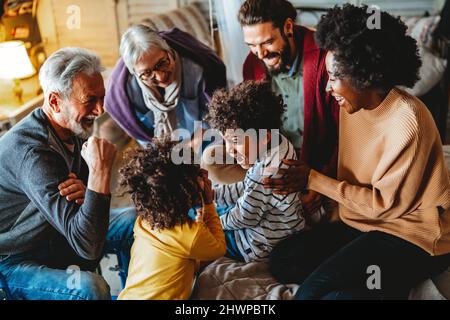 Ritratto di felice famiglia multietnica multi-generazione divertirsi insieme a casa Foto Stock