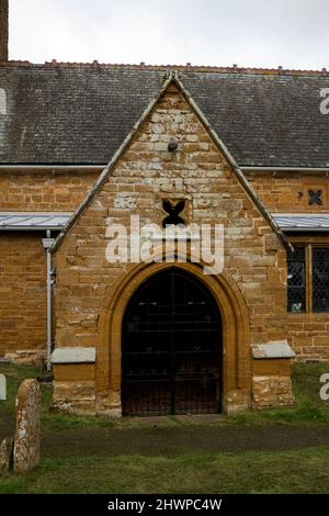 Il portico sud, la chiesa di San Pietro e San Paolo, Nether Heyford, Northamptonshire, Inghilterra, Regno Unito Foto Stock