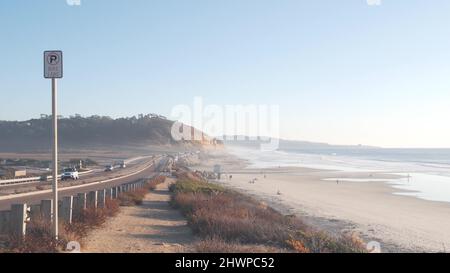 Pacific Coast Highway, Torrey Pines state Beach, auto che guidano sulla strada 1, superstrada 101 da San Diego a del Mar. Ocean onde di mare, litorale roadtrip estetico, viaggiando durante le vacanze. California Stati Uniti. Foto Stock