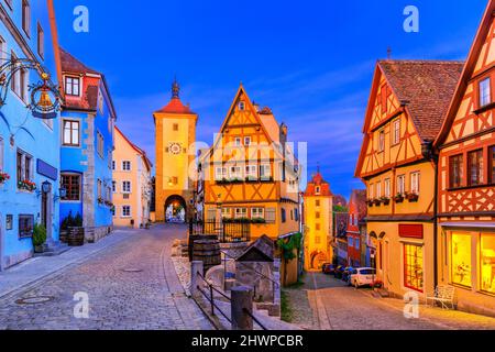 Rothenburg ob der Tauber, Baviera, Germania. Città medievale di Rothenburg di notte. Plonlein (Piazza piccola) e le due torri delle mura della città vecchia. Foto Stock