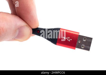 Le mani dell'uomo tengono il cavo USB per il collegamento all'adattatore. Cavo USB su sfondo bianco Foto Stock