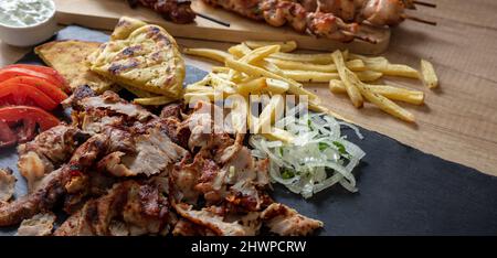 Gyro greco affettato cibo di carne, cibo di strada tradizionale, piatto etnico, pita pane, tzatziki yogurt e banner souvlaki, spazio copia. Foto Stock