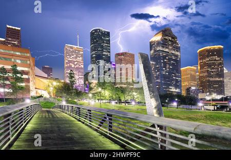 Houston Texas moderno skyline al tramonto crepuscolo dal parcheggio Prato Foto Stock