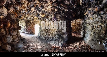 All'interno del vecchio forno in pietra abbandonato Foto Stock