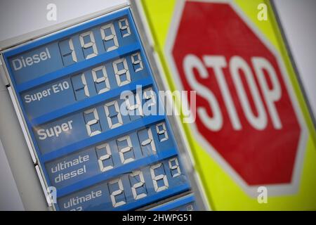 Carburante. 7th Mar 2022. I prezzi della benzina ai livelli record. La ragione è l’aumento del prezzo del greggio, che può essere attribuito alla guerra in Ucraina. Un distributore di benzina a Monaco il 7th marzo 2022 con i prezzi per tutti i tipi di carburante. Credit: dpa/Alamy Live News Foto Stock