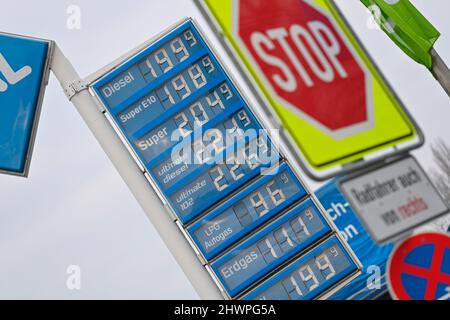 Carburante. 7th Mar 2022. I prezzi della benzina ai livelli record. La ragione è l’aumento del prezzo del greggio, che può essere attribuito alla guerra in Ucraina. Un distributore di benzina a Monaco il 7th marzo 2022 con i prezzi per tutti i tipi di carburante. Credit: dpa/Alamy Live News Foto Stock