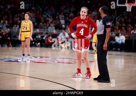 Indianapolis, Stati Uniti. 06th Mar 2022. L'Indiana Hoosiers guardia Nicole Cardano-Hillary (4) parla con un funzionario durante la partita di pallacanestro NCAA Women's Big Ten Tournament a Indianapolis. L'Iowa ha battuto l'Indiana University 74-67. Credit: SOPA Images Limited/Alamy Live News Foto Stock