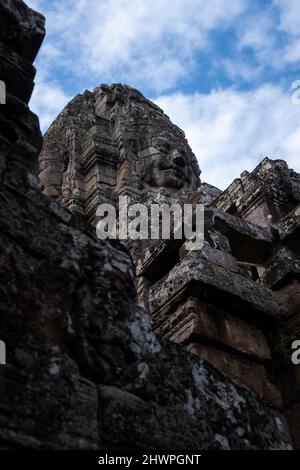 Le incredibili facce in pietra del Tempio di Bayon nel Parco Archeologico di Angkor, Siem Reap, Cambogia Foto Stock