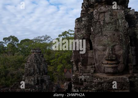 Le incredibili facce in pietra del Tempio di Bayon nel Parco Archeologico di Angkor, Siem Reap, Cambogia Foto Stock