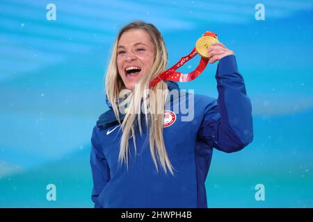 Zhangjiakou, Hebei, Cina. 6th Mar 2022. Oksana Masters (USA) Biathlon : cerimonia femminile della Medaglia di seduta 6km durante i Giochi Paralimpici invernali di Pechino 2022 alla Medaglia Zhangjiakou Plaza di Zhangjiakou, Hebei, Cina . Credit: Yohei Osada/AFLO SPORT/Alamy Live News Foto Stock