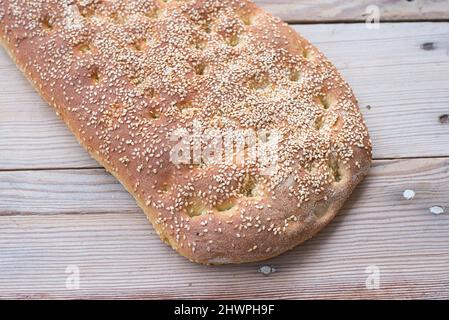 Pane al sesamo, senza pasta, pane tradizionale greco chiamato lagana, per la celebrazione kathara deftera, apokries . Foto Stock