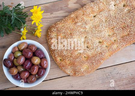 Pane al sesamo, senza pasta, pane tradizionale greco chiamato lagana, per la celebrazione kathara deftera, apokries . Foto Stock