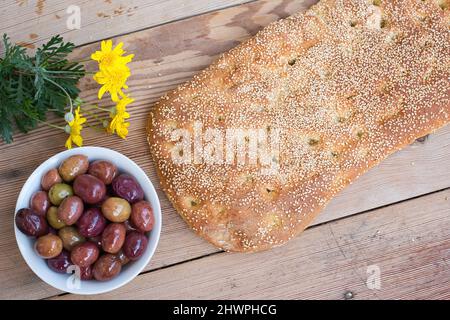 Pane al sesamo, senza pasta, pane tradizionale greco chiamato lagana, per la celebrazione kathara deftera, apokries . Foto Stock