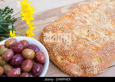 Pane al sesamo, senza pasta, pane tradizionale greco chiamato lagana, per la celebrazione kathara deftera, apokries . Foto Stock