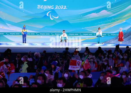 Zhangjiakou, Hebei, Cina. 6th Mar 2022. (L-R) Rad Taras (UKR), Liu Zixu (CHN), Liu Mengtao (CHN) Biathlon : cerimonia della Medaglia di seduta del 6km durante i Giochi Paralimpici invernali di Pechino 2022 alla Medaglia di Zhangjiakou Plaza a Zhangjiakou, Hebei, Cina. Credit: Yohei Osada/AFLO SPORT/Alamy Live News Foto Stock