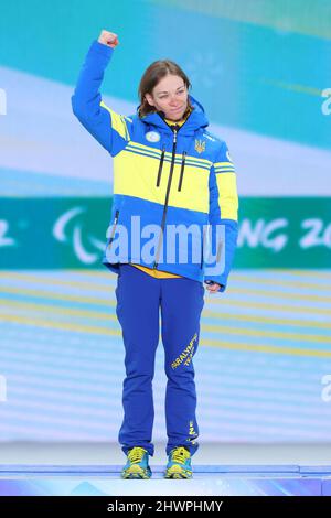 Zhangjiakou, Hebei, Cina. 6th Mar 2022. Liudmyla Liashenko (UKR) Biathlon : cerimonia della Medaglia permanente delle donne del 6km durante i Giochi Paralimpici invernali di Pechino 2022 alla Medaglia Zhangjiakou Plaza di Zhangjiakou, Hebei, Cina. Credit: Yohei Osada/AFLO SPORT/Alamy Live News Foto Stock