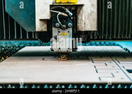 Taglio CNC del metallo. Primo piano della macchina per taglio laser al plasma. Foto Stock