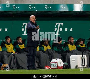 BUDAPEST, UNGHERIA - MARZO 6: Il capo allenatore Stanislav Cherchesov di Ferencvarosi TC reagisce durante la partita ungherese OTP Bank Liga tra Ferencvarosi TC e Kisvarda Master Good alla Groupama Arena il 6 marzo 2022 a Budapest, Ungheria. Foto Stock