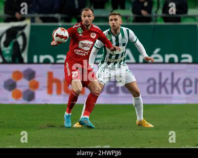 BUDAPEST, UNGHERIA - MARZO 6: Jasmin Mesanovic di Kisvarda Master Good compete per la palla con Eldar Civic di Ferencvarosi TC durante l'Ungherese OTP Bank Liga match tra Ferencvarosi TC e Kisvarda Master Good alla Groupama Arena il 6 marzo 2022 a Budapest, Ungheria. Foto Stock