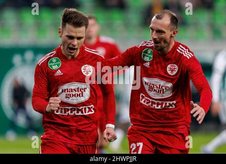 BUDAPEST, UNGHERIA - MARZO 6: CLAUDIU Bumba di Kisvarda Master Good (l) festeggia dopo aver segnato un gol con Jasmin Mesanovic di Kisvarda Master Good (r) durante la partita Ungherese OTP Bank Liga tra Ferencvarosi TC e Kisvarda Master Good alla Groupama Arena il 6 marzo 2022 a Budapest, Ungheria. Foto Stock